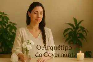 Mulher espiritual organizando flores em casa iluminada, simbolizando o arquétipo da governanta com disciplina suave e espiritualidade.