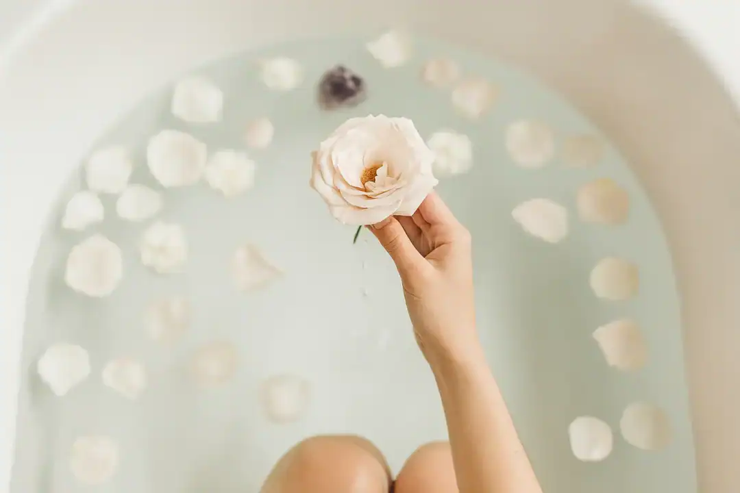Banho com pétalas e cristais simbolizando purificação espiritual.